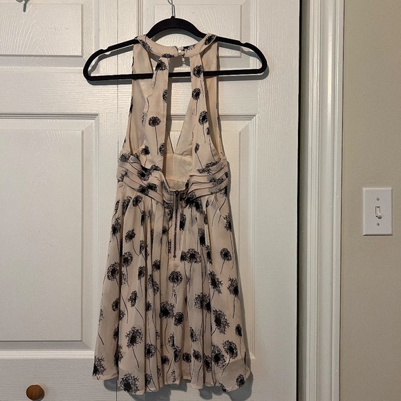Urban Outfitters - Kimchi Blue - Size 0 - Cream Dress - Picture 2 of 2